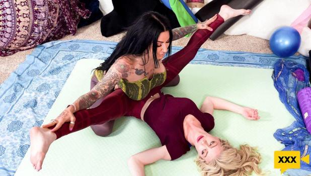 Girls Way – Serene Siren & Jenevieve Hexxx